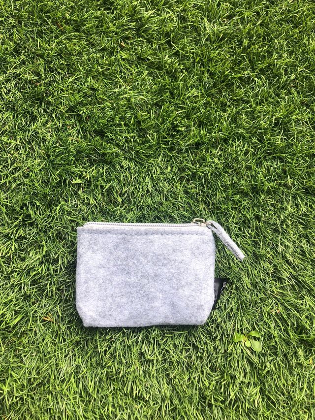 Monedero fieltro gris personalizado. Universitario