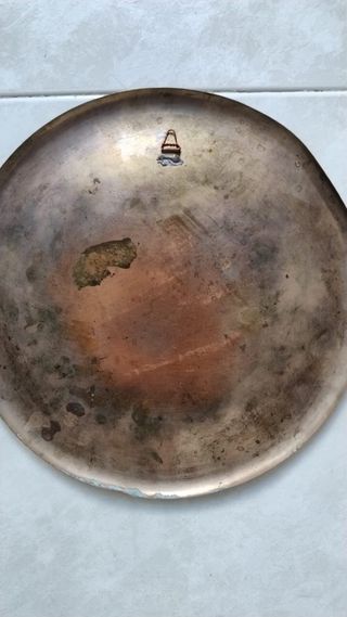 Plato metálico egipcio