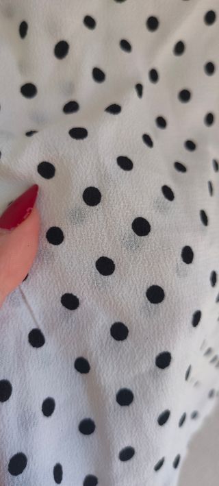 Blusa blanca con puntitos negros