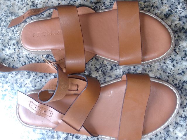 Sandalias planas Primark marrón