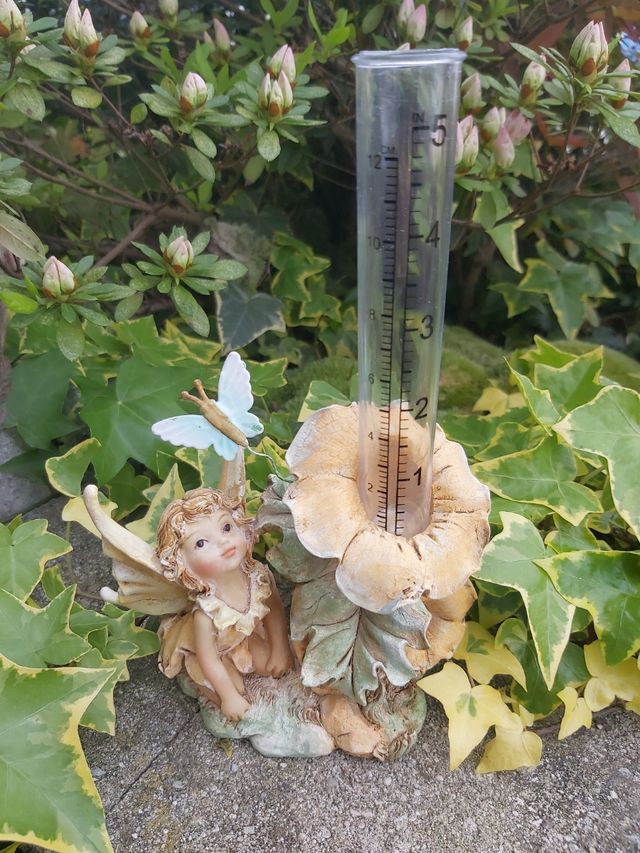 Fata Giardino con Pluviometro