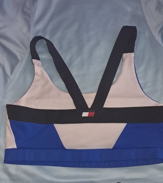 Top deportivo Tommy en perfecto estado