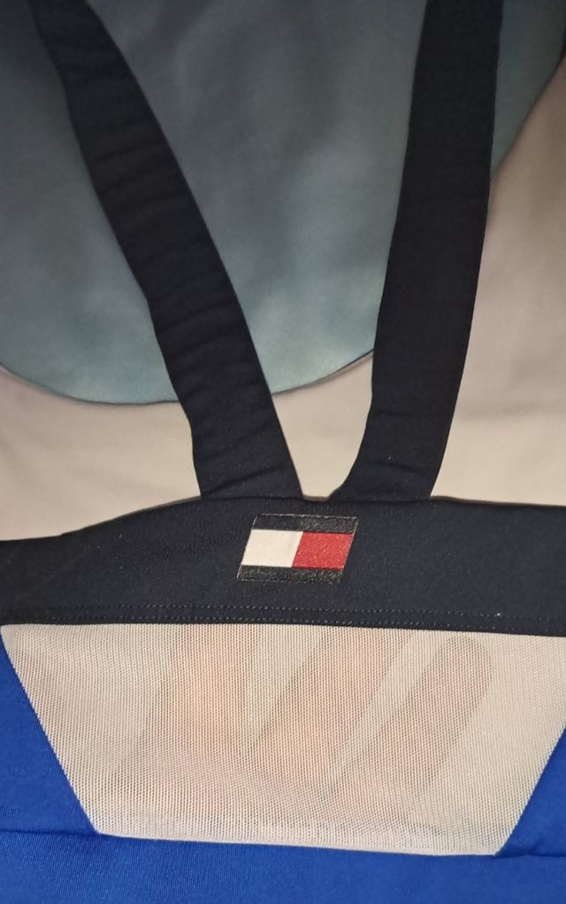 Top deportivo Tommy en perfecto estado