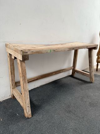 Mesa rústica de matanza en madera natural.