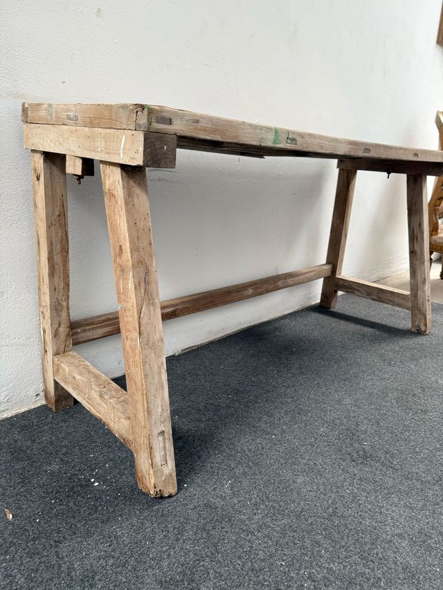 Mesa rústica de matanza en madera natural.