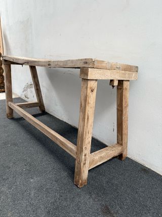 Mesa rústica de matanza en madera natural.