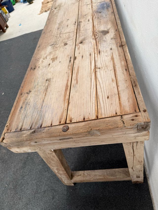 Mesa rústica de matanza en madera natural.