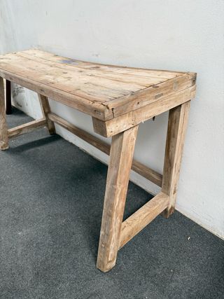 Mesa rústica de matanza en madera natural.