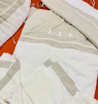 Minicuna 5 en 1 con colchon y vestidura. 