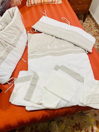 Minicuna 5 en 1 con colchon y vestidura. 