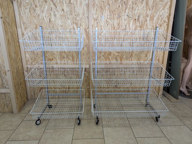 Carrelli nuovi in metallo con ceste, con ruote