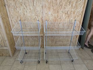 Carrelli nuovi in metallo con ceste, con ruote