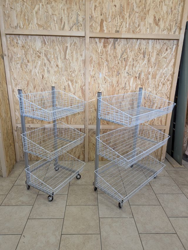 Carrelli nuovi in metallo con ceste, con ruote