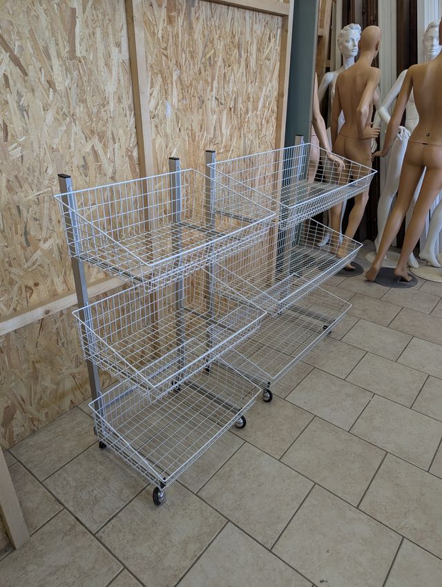 Carrelli nuovi in metallo con ceste, con ruote