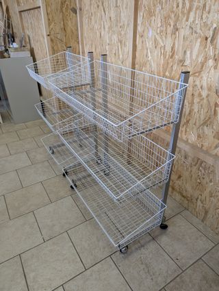 Carrelli nuovi in metallo con ceste, con ruote