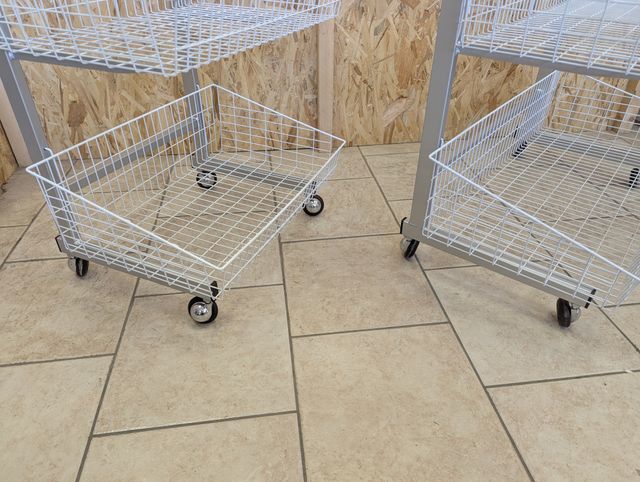 Carrelli nuovi in metallo con ceste, con ruote