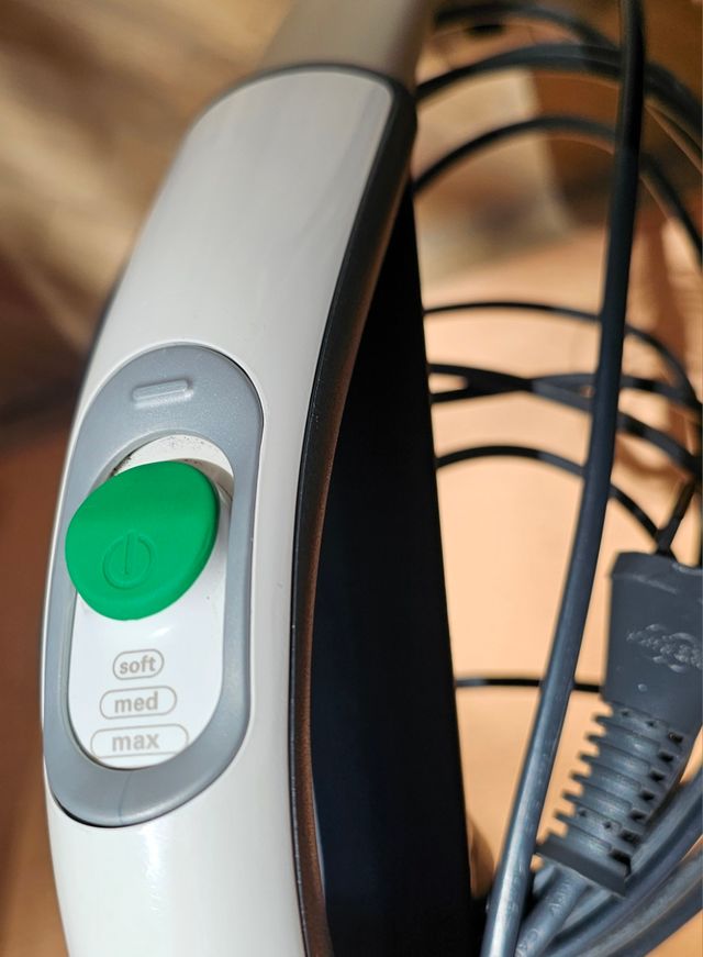 SCOPA ELETTRICA FOLLETTO VK 200