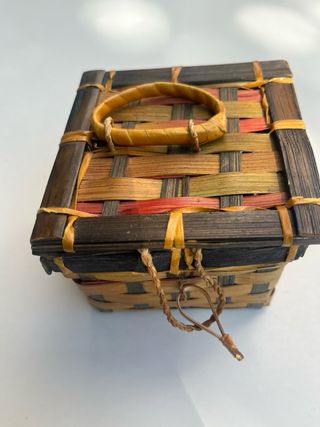 Caja de mimbre decorativa