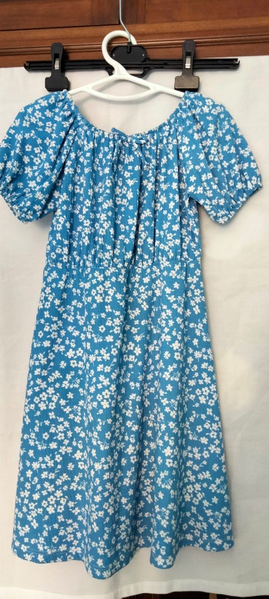 Vestyido niña flores - azul y flores blancas.
