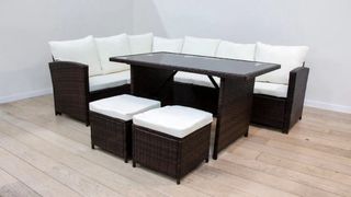 Divano ad angolo in rattan + tavolino + 2 pouf