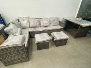 Divano ad angolo in rattan + tavolino + 2 pouf