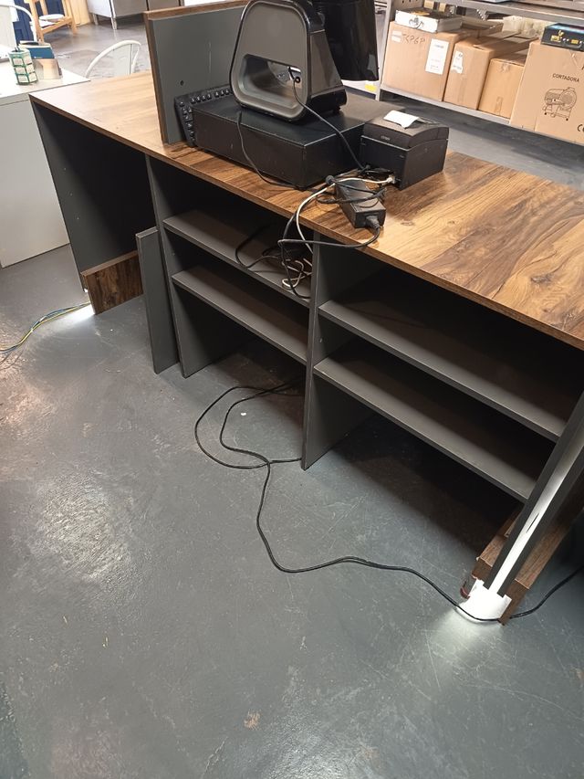 Mostrador madera y led 