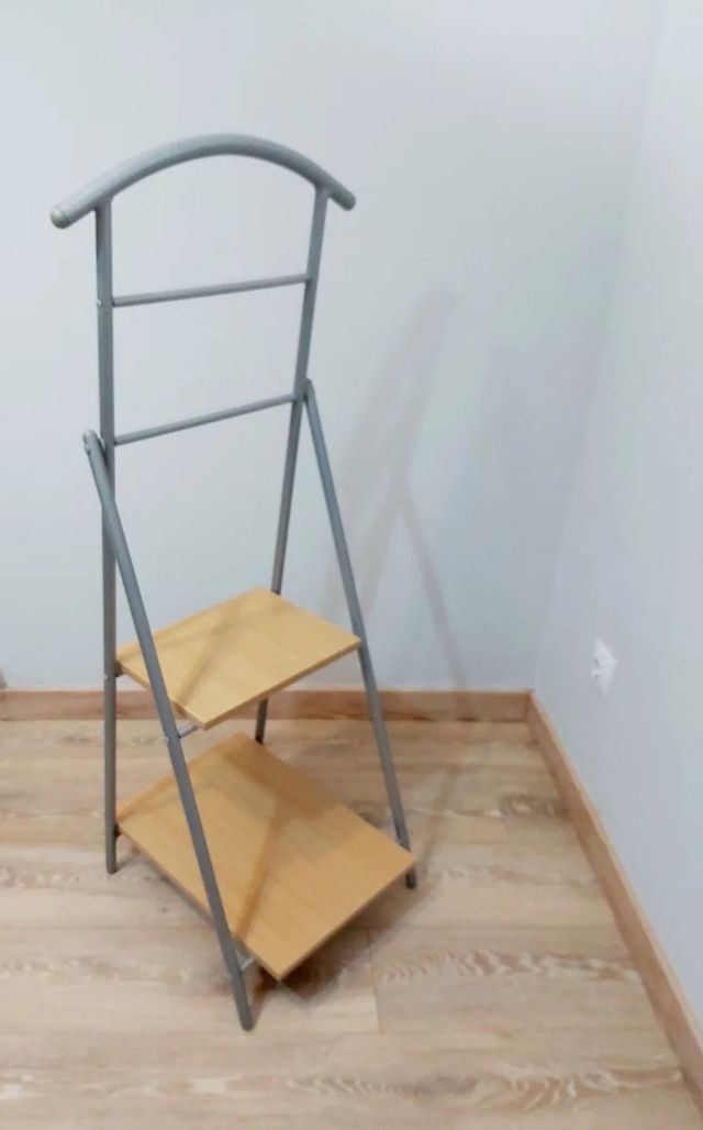 Galán de noche /perchero .Con  2 barras y 2 baldas