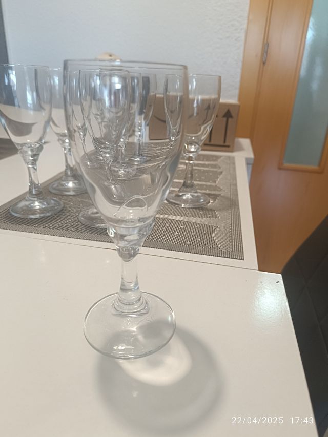 Juego 12 copas de mesa ,vino agua etc