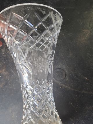 Jarron de cristal labrado con vase de plata