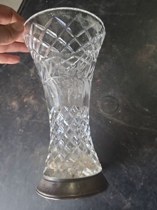 Jarron de cristal labrado con vase de plata