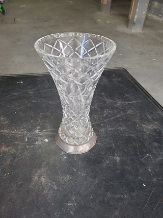 Jarron de cristal labrado con vase de plata