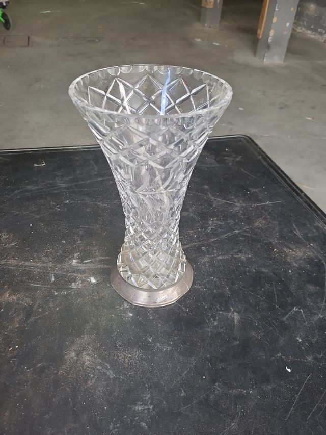 Jarron de cristal labrado con vase de plata