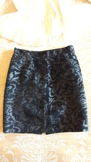 Minifalda de cuero negra estampado floral