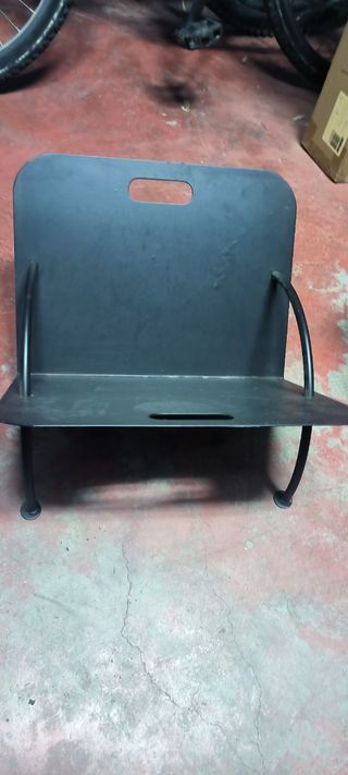 Leñero de metal resistente