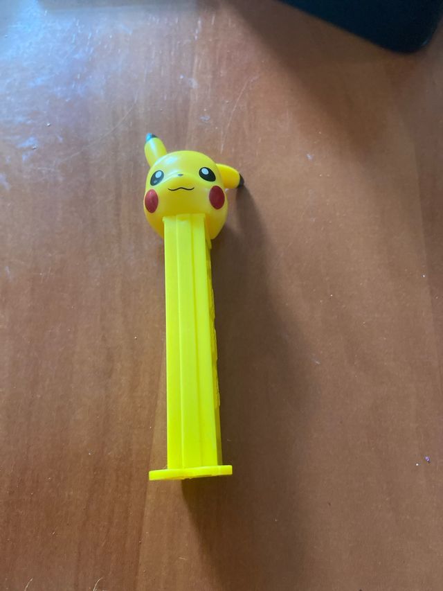 Dispensador caramelos pikachu
