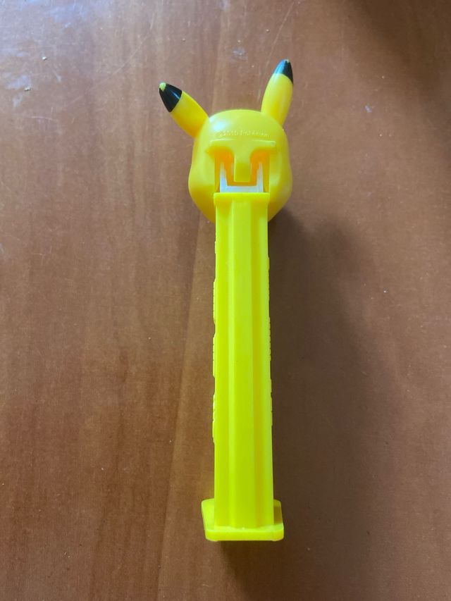 Dispensador caramelos pikachu