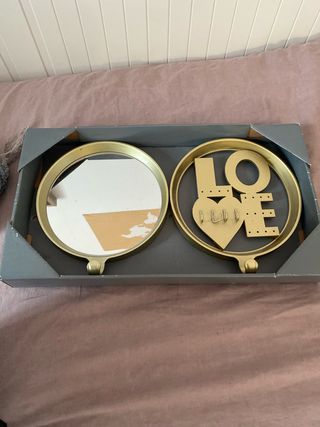 Espejo y perchero LOVE dorado