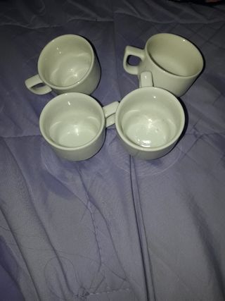 Juego de 4 tazas blancas