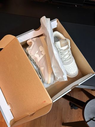 Zapatillas Liang Hu beige y blancas