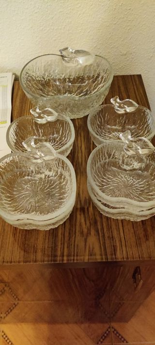 Juego de cristal forma manzana con 6 cuencos.