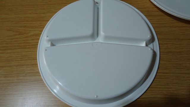 Conjunto de platos de plástico blancos