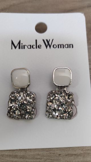 Orecchini per lobi forati, argentati e bianchi