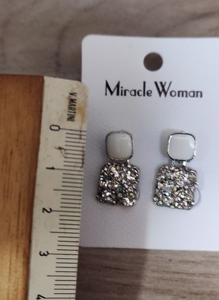 Orecchini per lobi forati, argentati e bianchi