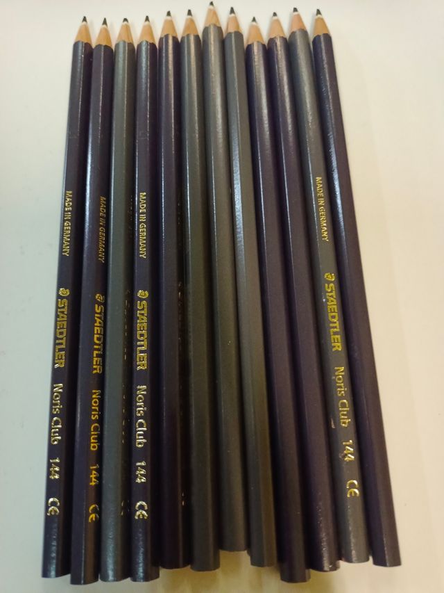 Lote 12 pinturas de madera color gris Staedtler