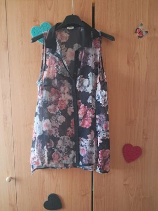 Blusa Pimkie floral sin mangas