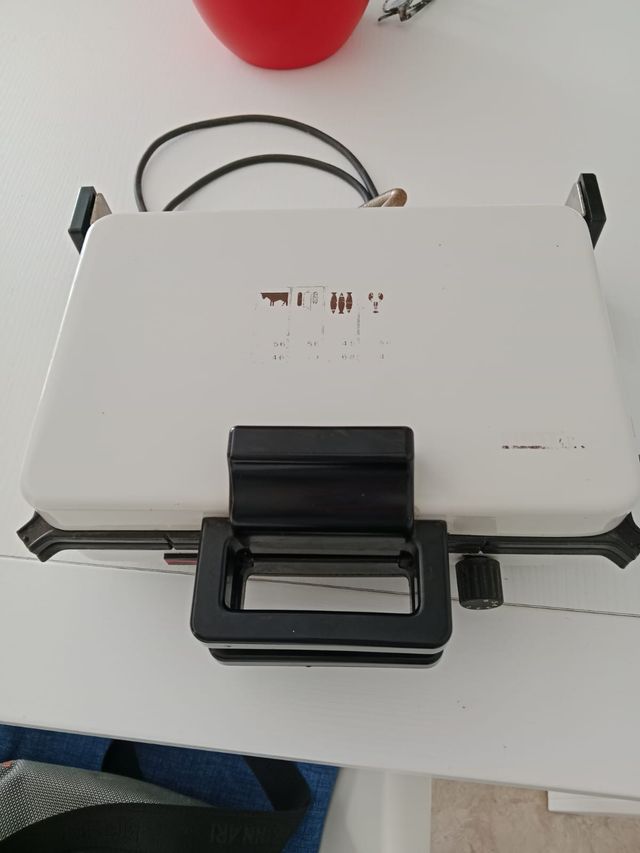 Plancha electrica. Mide 31×20 cm