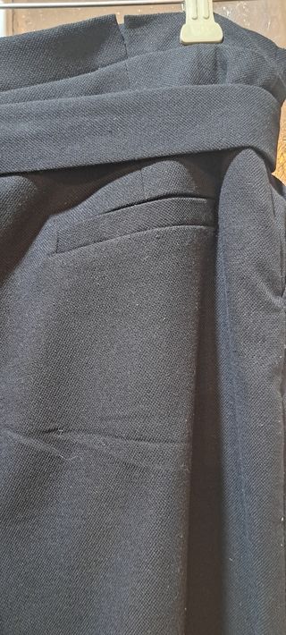 Pantalón negro mango