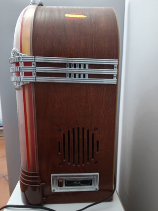 Radio antigua con lector de discos y casette