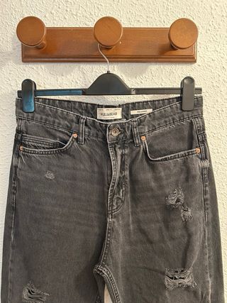 *Pantalón vaquero negro talla 40 Pull&Bear