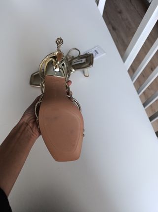 Sandalias acordonadas doradas